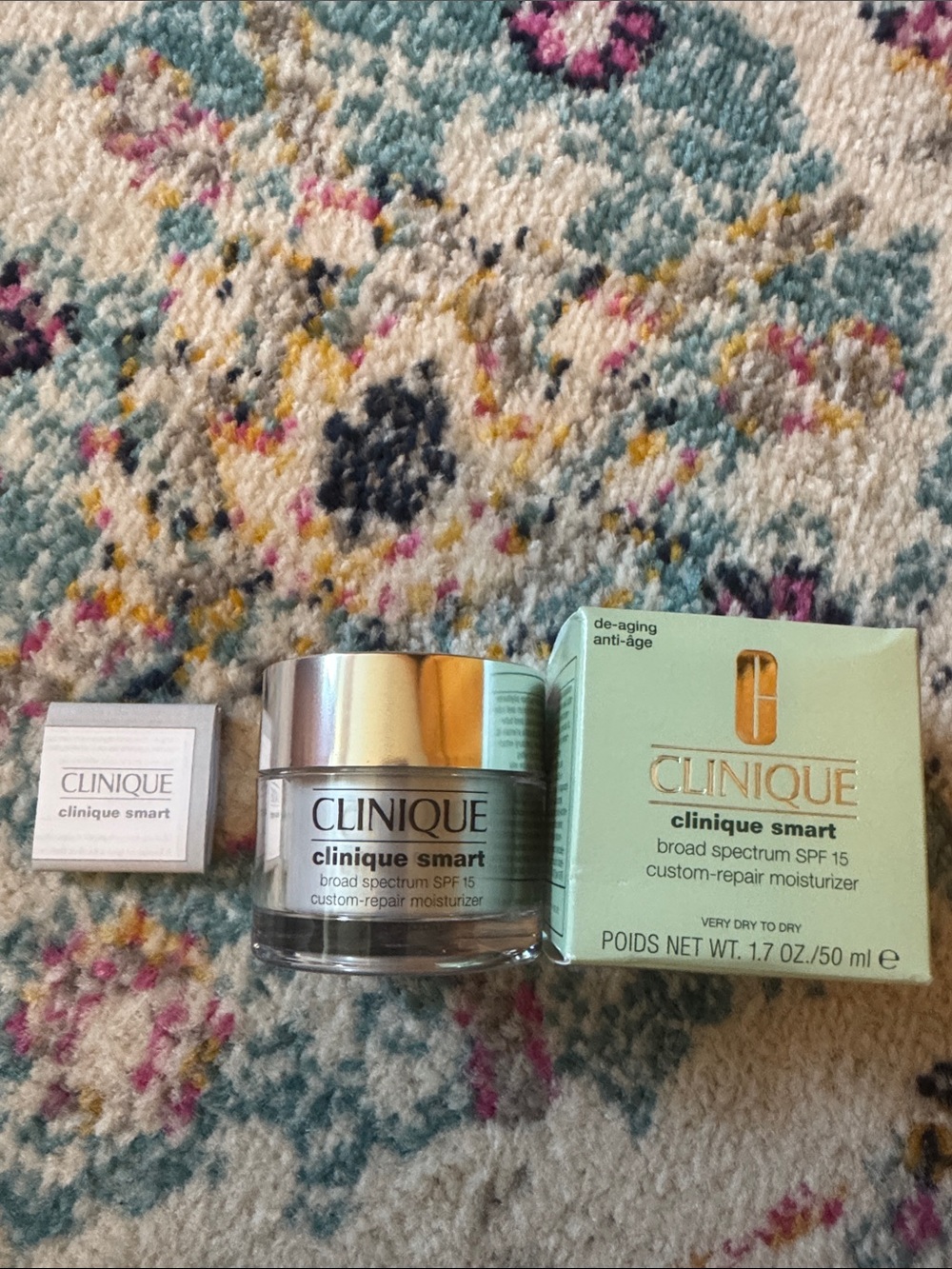 Clinique Smart Broad Spectrum SPF 15 Moisturizer - Light Green and Silver